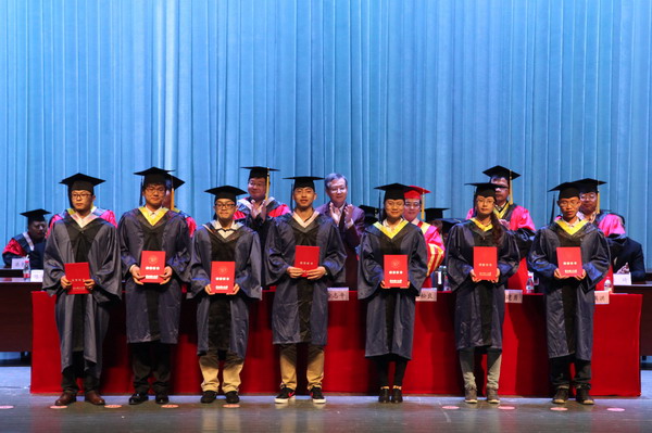 我校隆重举行2014届研究生毕业典礼暨学位授予仪式