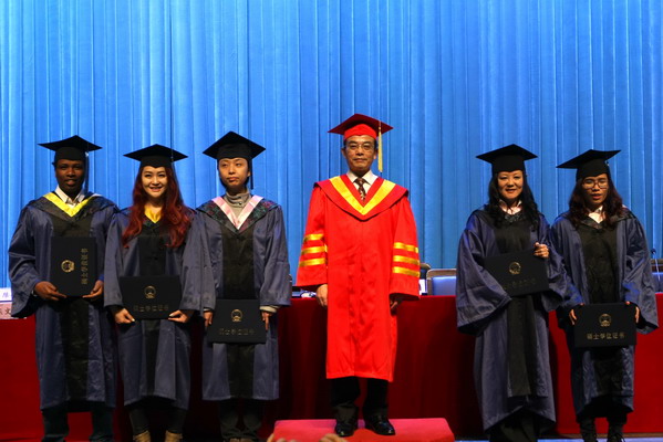 我校隆重举行2014届研究生毕业典礼暨学位授予仪式